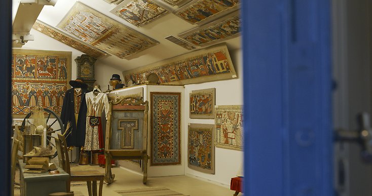 bonade som hänger på en vägg i ett museum
