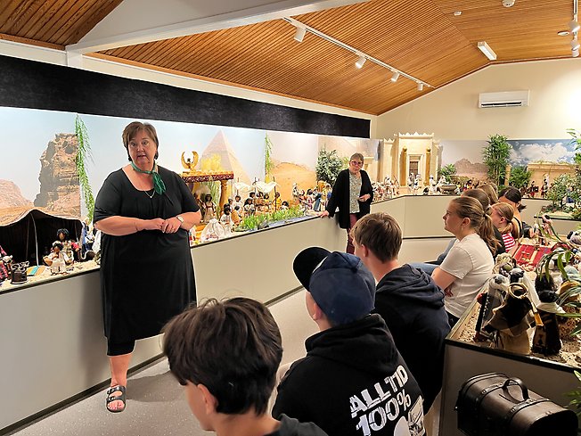 Foto på en kvinna framför en grupp elever.