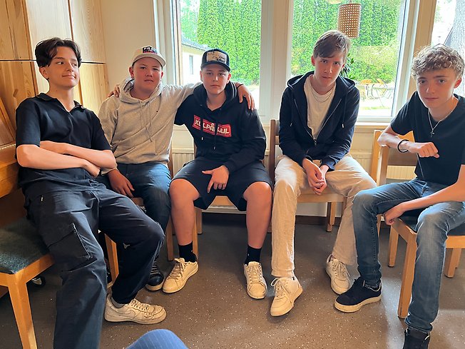 Foto på några elever som sitter tillsammans.