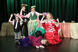 Teateruppvisning Alice i deckarlandet