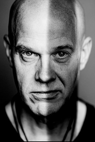 ett svartvitt foto på en allvarlig man