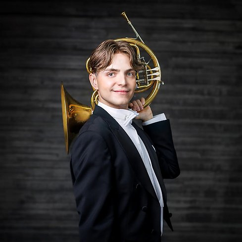 en man med ett valthorn på axeln.