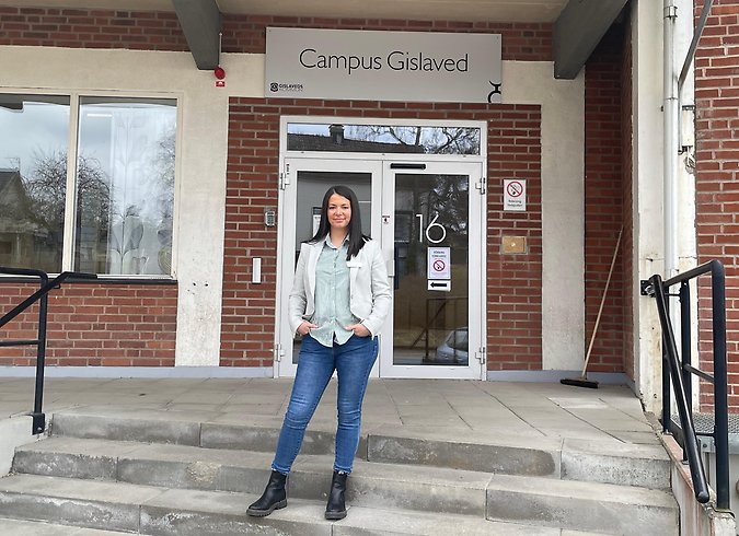 En kvinna står framför entré med skylten "Campus Gislaved".
