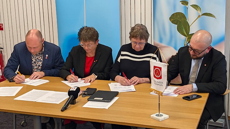 De fyra ledarna för Samverkan Gislaved skriver under samarbetsavtalet för den nya politiska majoriteten.