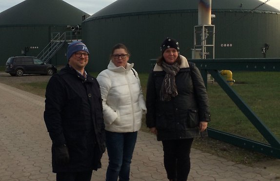NIclas Palmgren, Marie Johansson och Carina Johansson utanför en biogasanläggning i Wedemark, Tyskland.