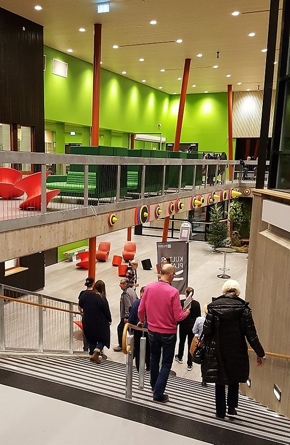 Några av de 60 deltagarna lämnar kulturtinget.