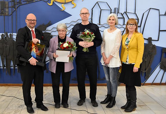 Irene och Ove Friberg tar emot kulturpriset.