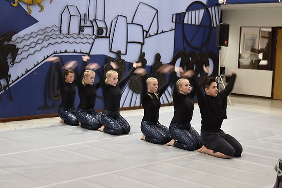 Dansnummer av elever på Gislaveds gymnasium.