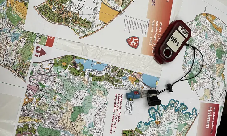 Flera kartor som ligger på ett bord.