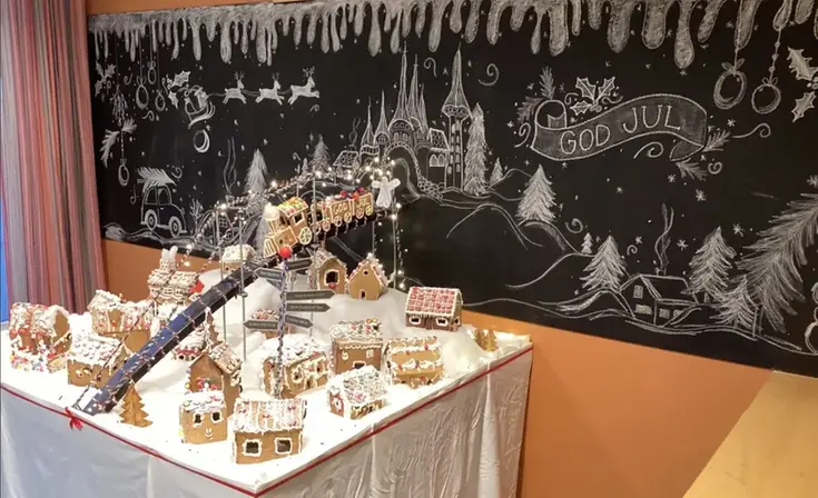 Foto på en hel by av pepparkakshus