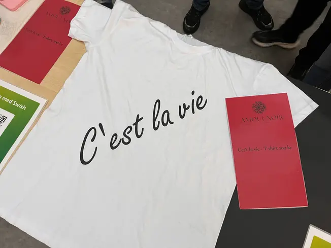 Foto på t-shirt med texten Ces´t la vie.