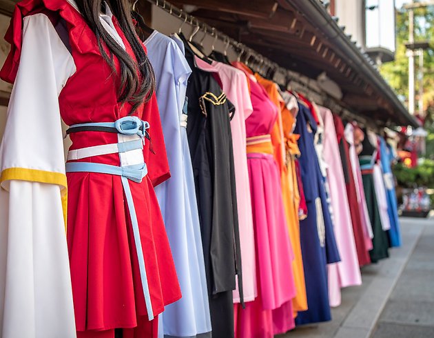 en klädställning med färgglada kläder på rad