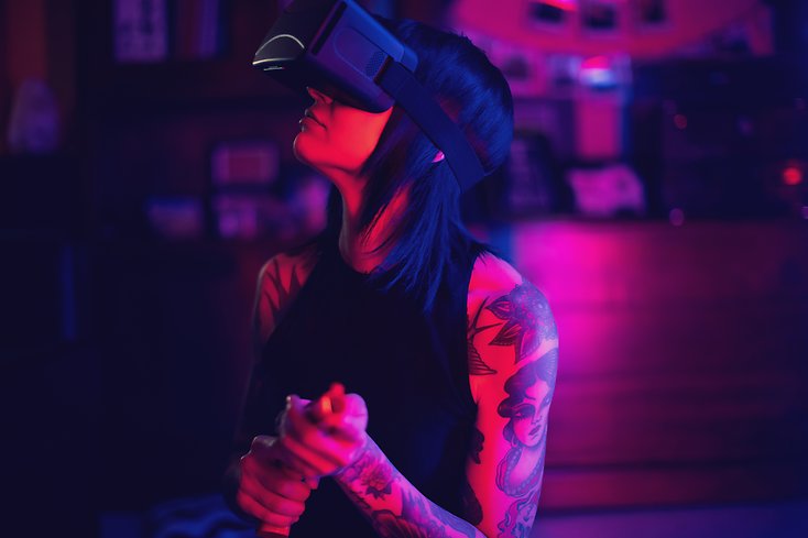 en tatuerad tjej med vr-glasögon