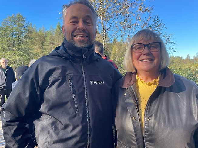 Porträttbild på en glad man och kvinna