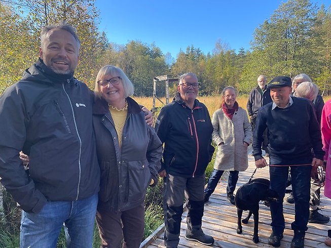 Ett glatt gäng står på rampen.