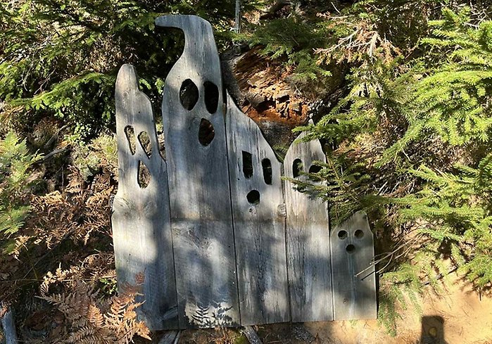Spöken gjorda av träpankor.
