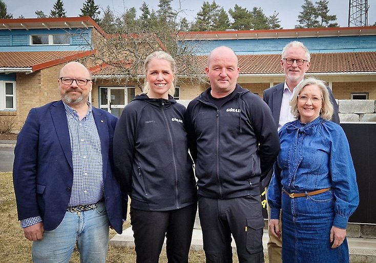 Fem personer står vid räddsningstjänsten