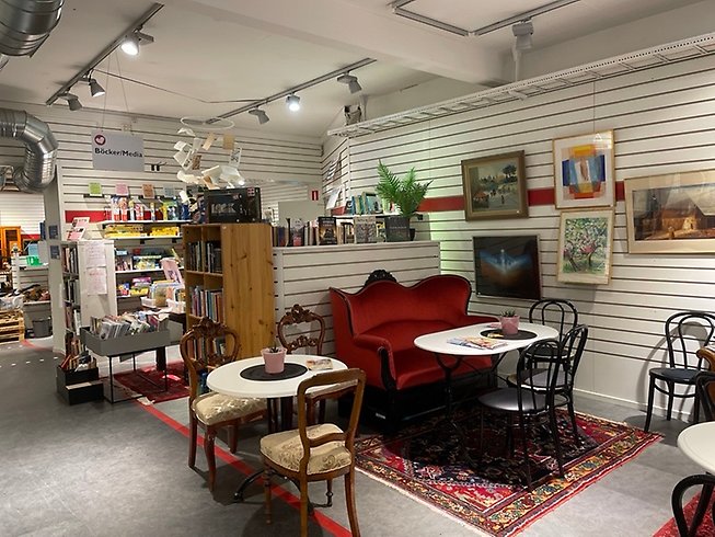 Cafémöblering med secondhand artiklar i bakgrunden