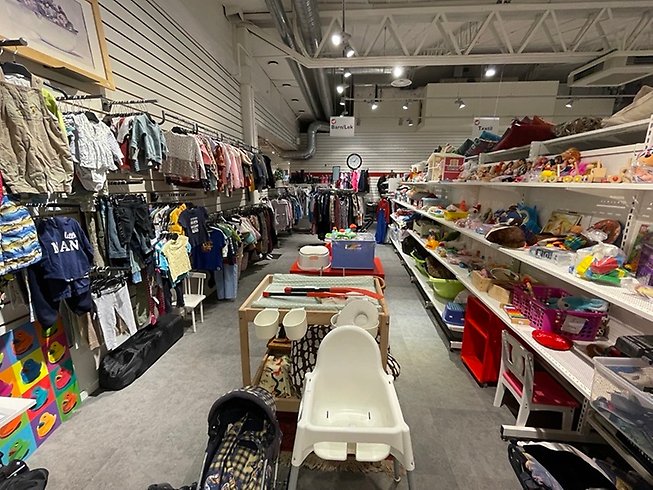 Kläder, prylar och barnstol i butiken