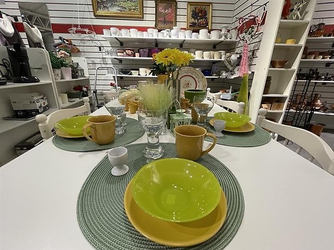 Ett bord dukat inför påsk.