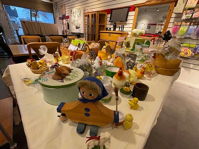 Påskprylar på ett bord.