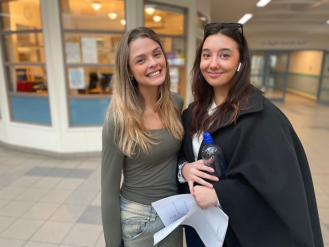 Två unga tjejer framför skolexpeditionen