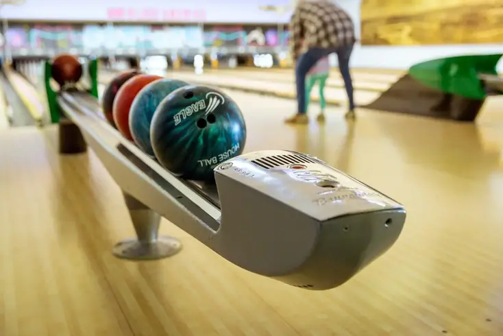 en bowlingbana med bowlingklot