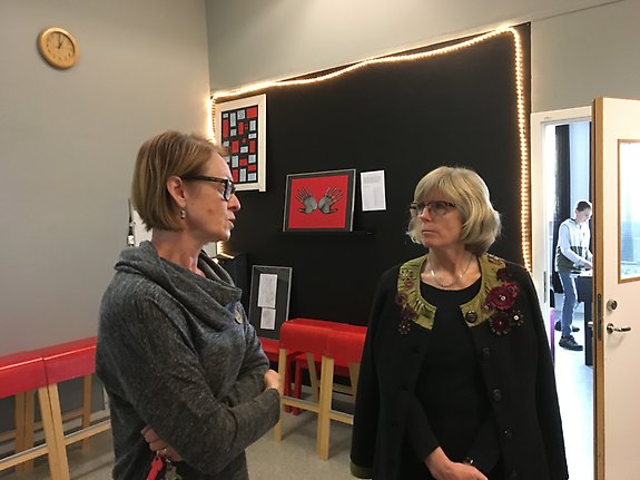 Martina Sjåstad, fritidsledare och verksamhetsledare på fritidsgården Z berättar för Helene Petersson om samarbetet med skolan.