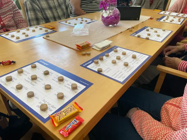 Ett bord med spelbrickor och pjäser i trä.