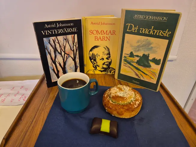 kaffe med kakor och böcker uppställda