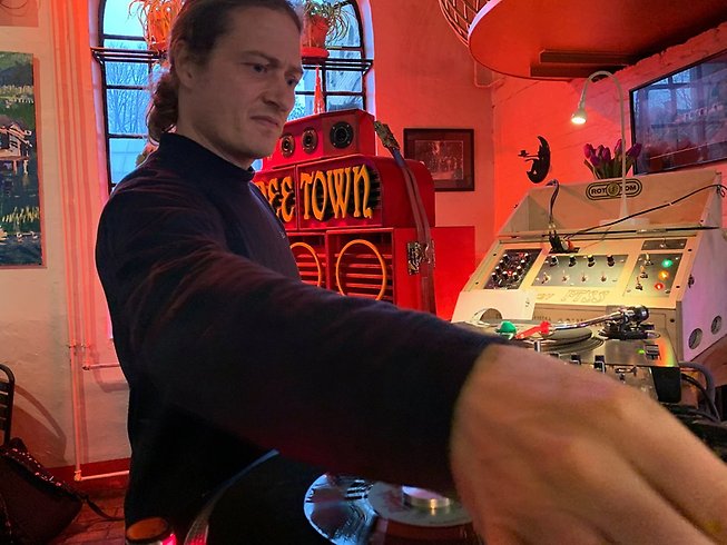 en man som står vid en dj-bänk