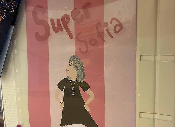En teckning med en kvinna och texten "Super Sofia".