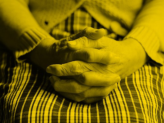 äldre kvinna knäpper sina händer