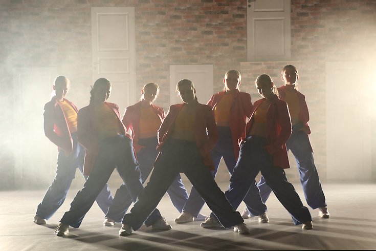 ett gäng dansare i en danspose 