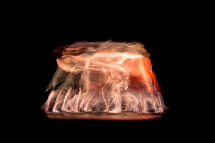 ett gäng suddiga människor som dansar på scen.