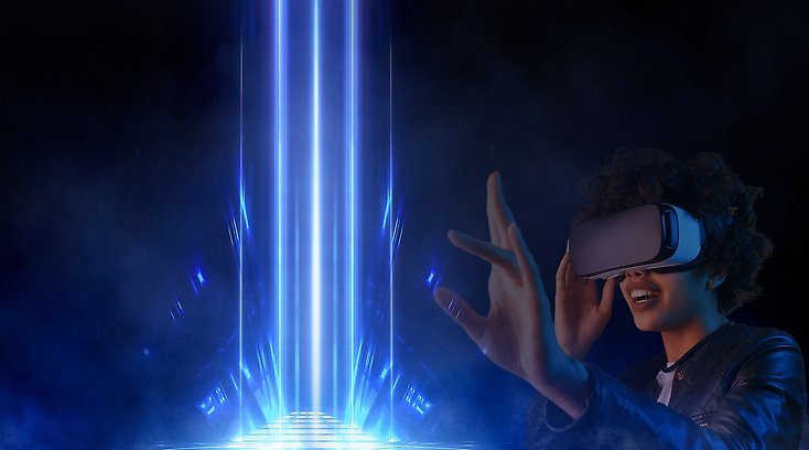 en glad person med vr-glasögon som spelar ett spel.