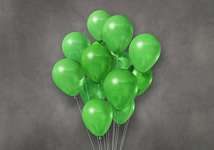 Gröna ballonger mot en grå vägg