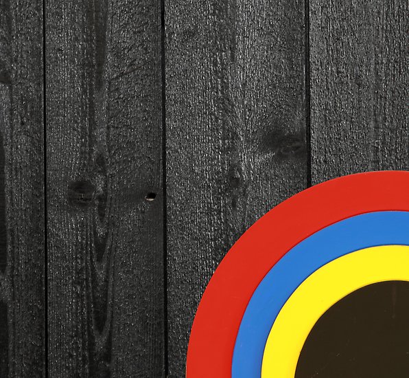 svart träbakgrund med färgglada cirklar.