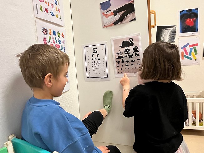Foto på två barn som undersöker varandras syn