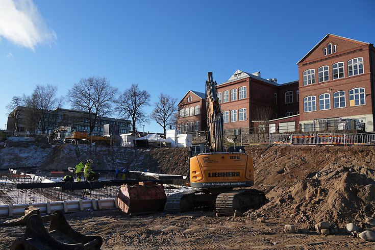 Bild från byggnationen på en grävmaskin och markarbete