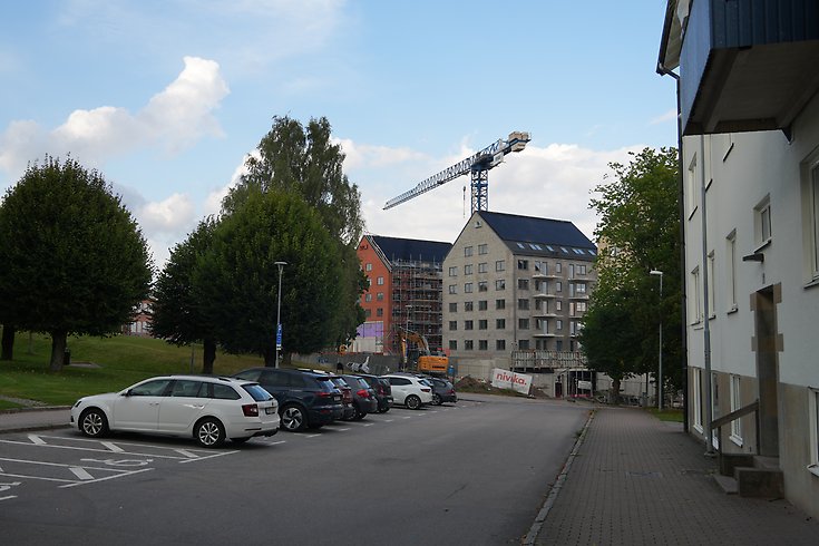 Foto från Stationsallén på nya byggnader och byggkran