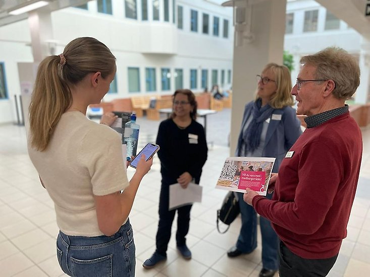 Fem personer samtalar